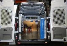 Vista posteriore Allestimento Movano con rivestimenti, accesso e scaffalatura