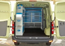 Vista posteriore Allestimento Movano con rivestimenti, accesso e scaffalatura