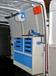 Vano di carico del NV250 con compressore fissato sul passaruota e cinghie di ancoraggio