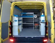 Allestimento officina mobile sul NV250 con morsa, portarotolo e tanica