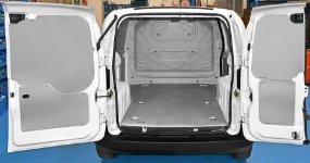 Fiat Fiorino mit Bodenplatte und Schutzverkleidungen