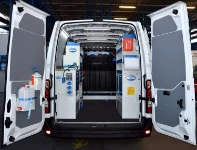 Für den Kundendienst an Kompressoren eingerichteter Renault Master