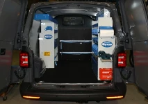 Für die Installation von Klimaanlagen eingerichteter Kleintransporter