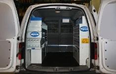 Für die Wartung von automatischen Tür- und Toranlagen eingerichteter Kleintransporter