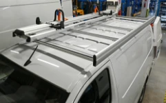 Gedämpfter Leiterträger auf dem Dach des Vivaro