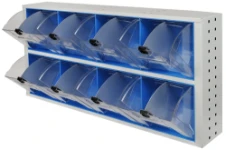 Geöffnete durchsichtige Schubladen auf Metallkorpus für Transporter