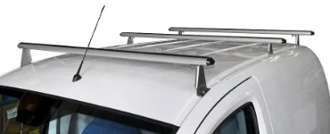 Grundträger ohne seitliche Ladungsbegrenzer auf dem Dach des Fiorino