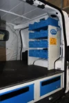 Herausnehmbare Behälter in dem eingerichteten Kleintransporter für Heizungstechniker
