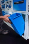 Herausnehmen des Abfallbehälters für Kleintransporter