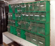 Herkömmliches Schubladenelement mit grünem Rahmen und durchsichtigen Kippladen