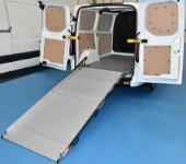 Im Laderaum des Transporter ausgefahrene Auffahrrampe