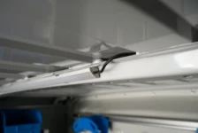 In einem Transporter montierte, um 45° angewinkelte LED-Leuchte von Syncro