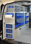 Innenraum des Ford Transit Connect mit Syncro Regalen organisiert