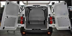 Innenverkleidung aus Holz und Blech und Dachträger für den Fiat Scudo