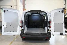 Innenverkleidung mit Bodenplatte und Verkleidung für den Ford Courier