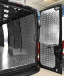 Rivestimento lato sinistro del Dacia Dokker con copriruota in alluminio mandorlato