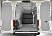 Iveco Daily mit Bodenplatte und Innenverkleidung, Heckansicht