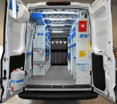 Iveco Daily mit Handwaschbecken und Halter für lange Gegenstände, Heckansicht
