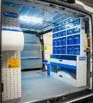 Kippbare transparente Schubladen und Schraubstockhalter mit Schraubstock für den Iveco Daily