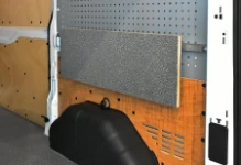 Klappbarer Werkbank für Kleintransporter von Syncro System, zugeklappt