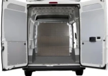 Kleintransporter mit kompletter Laderaumverkleidung