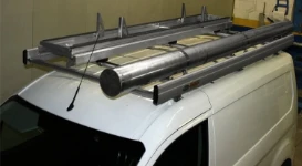 Kleintransporter mit Laderohr und Leiterträger für Antennentechniker
