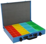 Koffer mit Einsatzboxen aus Kunststoff und Antikipp-Scharnier