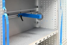 Kofferhalter-Gleiter mit Exzenterhebel und Puffer auf Syncroblock-Schiene