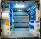 Komplettausbau im Iveco Daily, Heckansicht bei geöffneten Türen