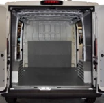 Laderaum des Peugeot Boxer mit Boden- und Wandplatten