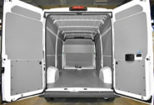 Laderaum mit Verkleidung und Bodenplatte des Citroen Jumper