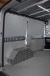 Laderaumverkleidung aus Multiplexplatten und Aluminium für den NISSAN NV300