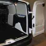 Ladungssicherung mit Spannstangen und Zurrgurten in einer mobilen Werkstatt für strukturierte Kabelnetze