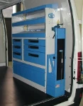 Modulo scaffalato Syncro Ultra nel NV250 con pannello portautensili e cassetti