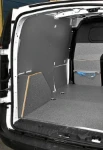 Linke Laderaumwand des Citan mit Bodenplatte aus Holz mit Marmor-Optik