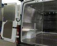 Linke Laderaumwand des MAN TGE mit Bodenplatte und Laderaumverkleidung aus Riffelaluminium und Decke aus Aluminium