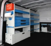 Linke Seite der Einrichtung im Opel Vivaro für Elektriker