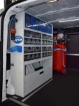 Linke Seite des für die Wartung von Traktoren und Landmaschinen eingerichteten Fiat Doblò
