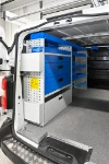 Linke Seite des Vivaro-Ausbaus mit Schubladen und Regalen