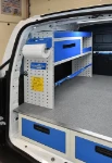 Linke Seite mit Schubladenschrank und Ausbau mit Schubladen und Regalen für den Berlingo