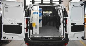 Linkes Regal mit Lochwand und Sichtboxen im Dacia Dokker