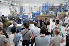 Luca Comunello führt die Besucher durch den Firmensitz in der Via Portile