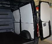 Rivestimento lato sinistro del Dacia Dokker con copriruota in alluminio mandorlato
