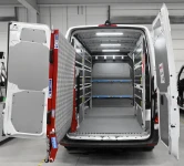 Mercedes Sprinter mit Klappregalen und Laderampe