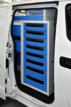 Metall-Schubladenkästen im Nissan NV200, zugänglich über die Seitentür
