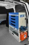 Metall-Schubladenkästen und ausziehbarer Schraubstock im Nissan NV200