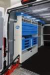 Mit Möbeln von Syncro System eingerichteter Kleintransporter für Reinigungsmaschinen