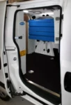 Mit Modulen von Syncro eingerichteter Kleintransporter für die Montage von Markisen