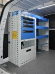 Scaffale con portamorsa, portarotolo e cassettiera sul lato sinistro del Dokker