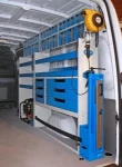 Vano di carico del NV250 con compressore fissato sul passaruota e cinghie di ancoraggio